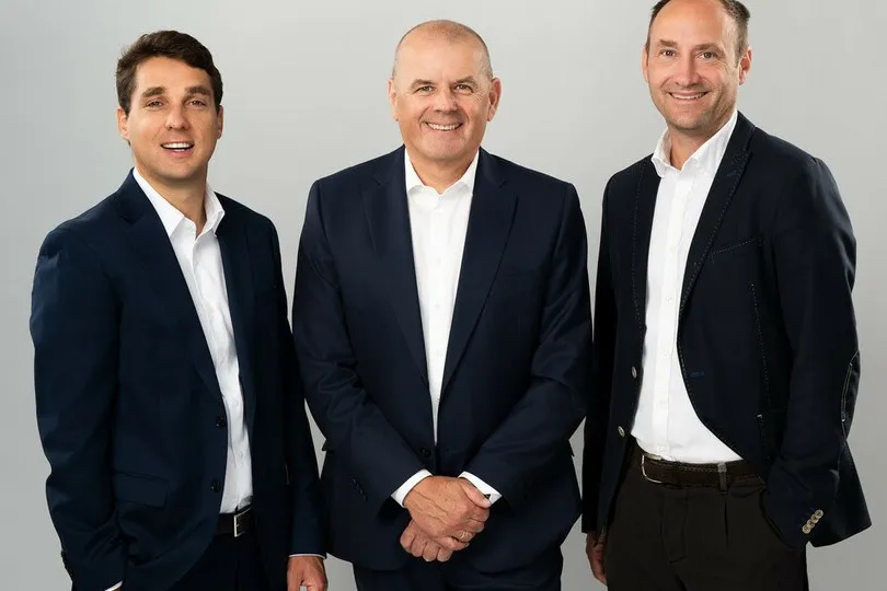 Die Geschäftsführung von Ayvens Deutschland: v.l.n.r.. Maxime Verneau, Martin Kössler, Dr. Stefan Koch.  Nach dem Zusammenschluss von ALD Automotive und Leaseplan tritt das Unternehmen unter neuem Namen im deutschen Flottenmarkt an.